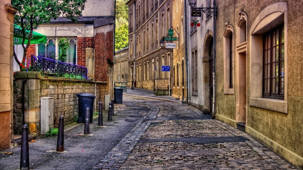 Charming Urban Alley HDR Wallpaper with Cobblestone and Brick Buildings
