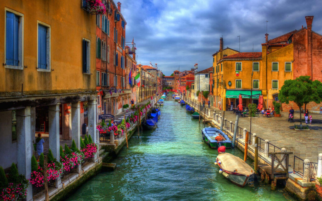 Scenic Venetian Canal Wallpaper: Vibrant Buildings & Serene Boats