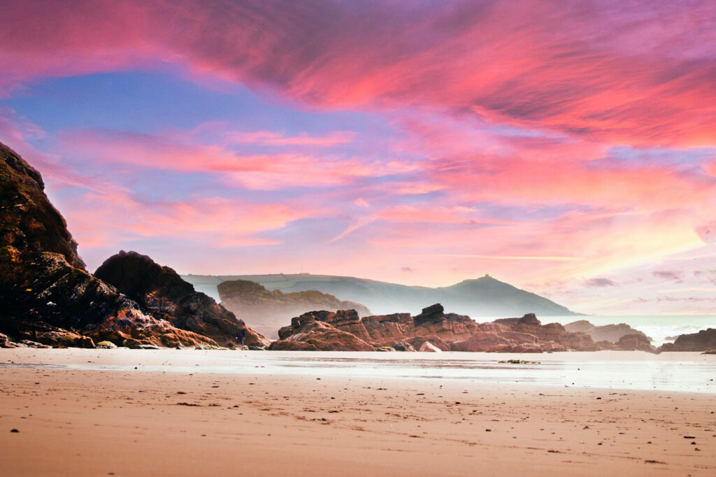 Pink Skies and Serene Shores: Breathtaking 4K Ultra HD Beachscape Wallpaper