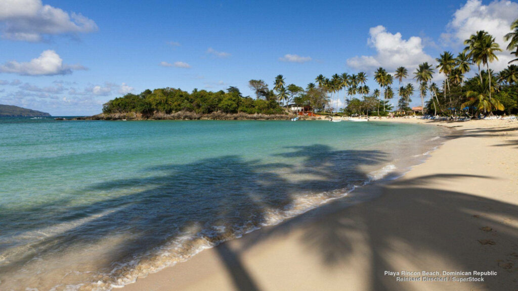 Stunning Playa Rincón Beach Wallpaper: Golden Sands & Turquoise Waters