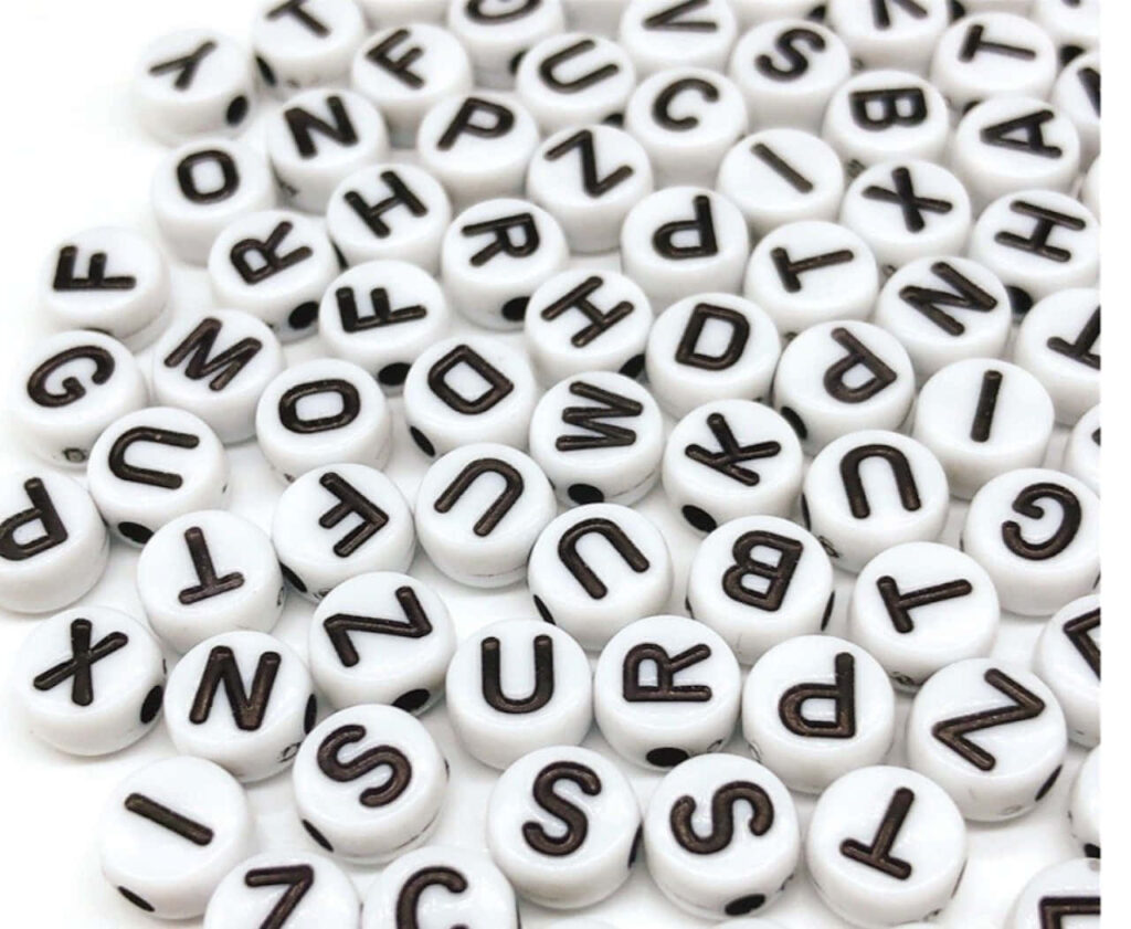 Playful Bead Pattern Wallpaper: Random Text on White Background
