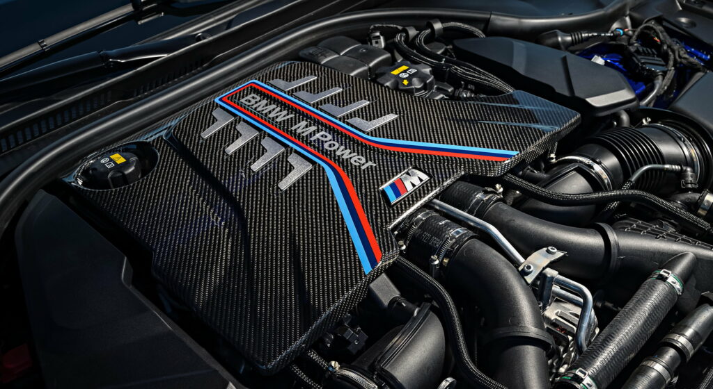 Powerhouse under the Hood: Captivating 2018 BMW M5 Engine Revealed in QHD Wallpaper
