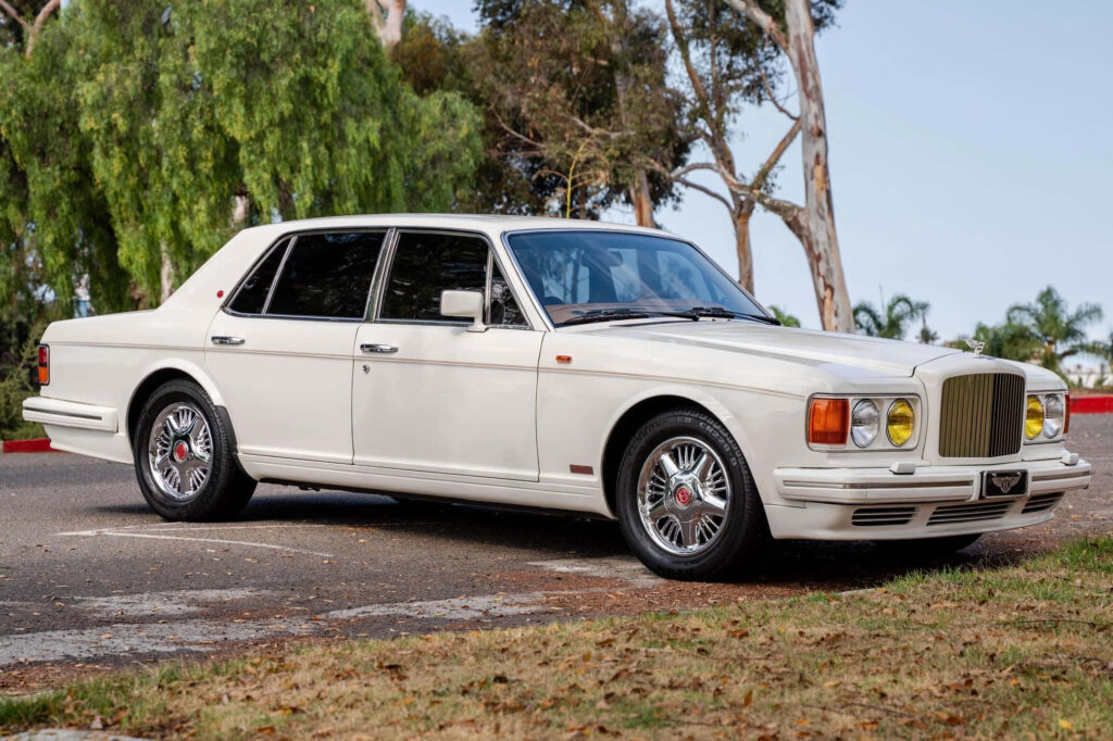Bentley Turbo R Ruling the Countryside Wallpaper