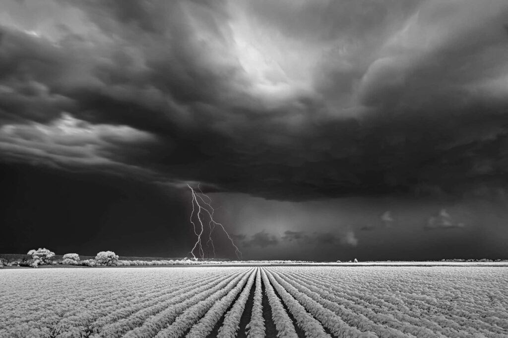 Striking Black and White Storm Wallpaper: Ominous Clouds & Lightning