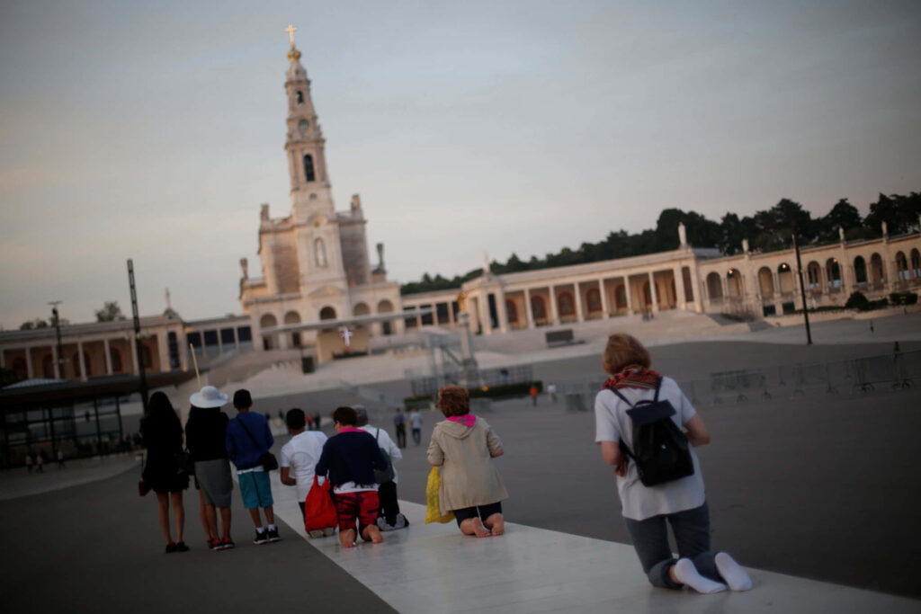 Prayerful Devotion at Fatima Sanctuary: Majestic Basilica Wallpaper