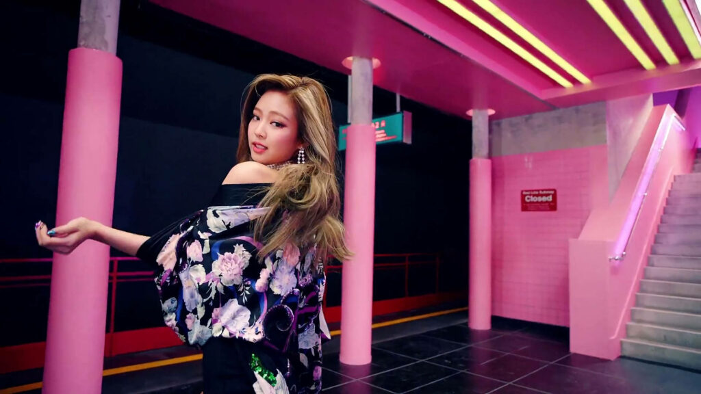 Blonde Bombshell: Jennie Kim Shines in Pink Hallway Fashion Wallpaper