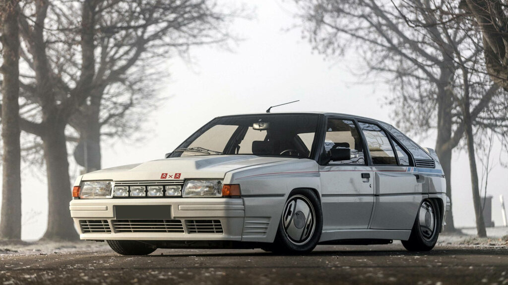 Pristine Citroën BX 4TC Wallpaper: Rally Car in Foggy Serenity