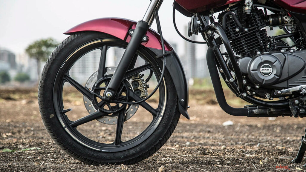 Dynamic Pulsar 150 Front Wheel Wallpaper with Sporty Alloy Design