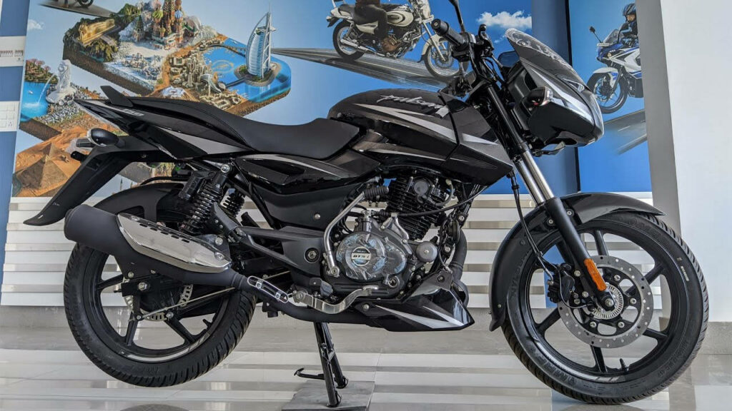 Pulsar 150 Wallpaper: Sleek Motorcycle in Stylish Showroom Display