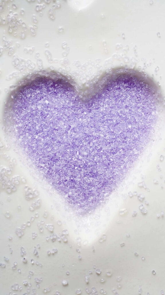 Serene Purple Heart Wallpaper: Sandy Texture on Soft White Background