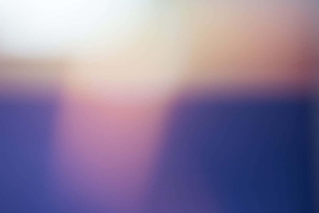 Vibrant Zoom Blur: A Minimalist Purple and Orange Gradient Background with Blurred Effect Wallpaper