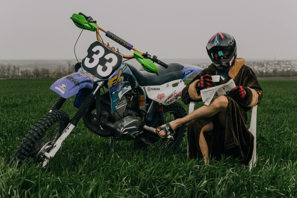 Humorous Dirtbike Rider Wallpaper: Relaxed Outdoors Vibe