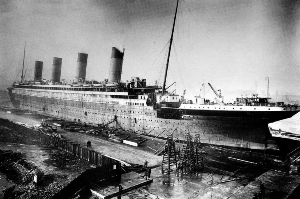 Elegant RMS Titanic Wallpaper: 20th Century Grandeur in Black & White