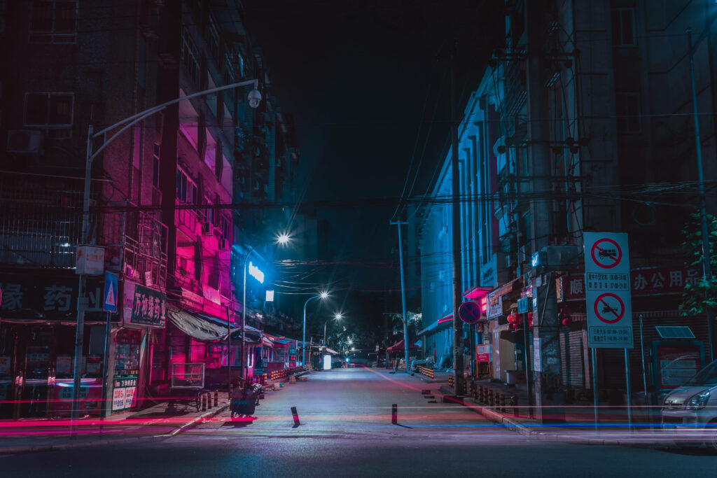 Nightfall Glow: A Stunning Cityscape Wallpaper Featuring Neon Street Lights