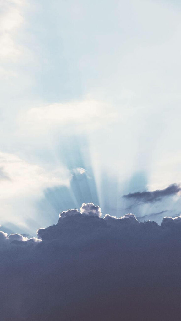 Captivating Sky Vistas: Iphone Xs Max Exhibits Spectacular Sunrays Piercing Luminous Clouds Wallpaper