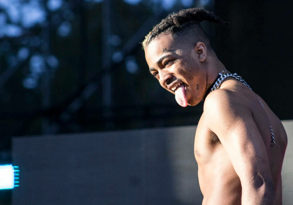 Dynamic Stage Presence: Xxxtentacion's Eye-catching Computer Background Wallpaper