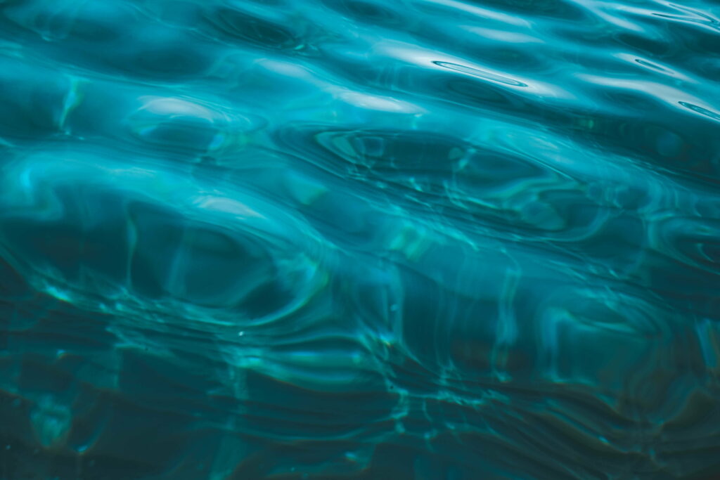 Fluid Serenity: A Captivating 5K Wallpaper with Glistening Waves and Ripples
