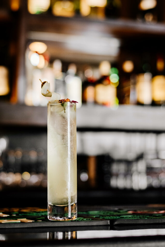 Refreshing Cocktail 4K Wallpaper: Elegant Highball in Bar Setting