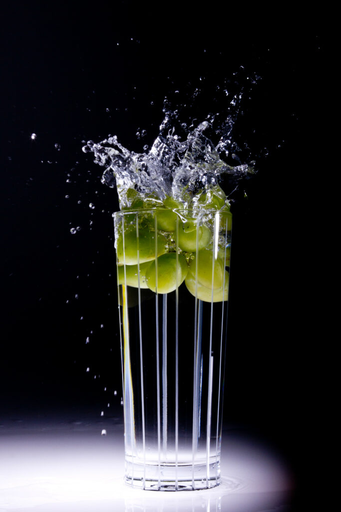 Refreshing Green Grapes Splashing in Water - Captivating Wallpaper
