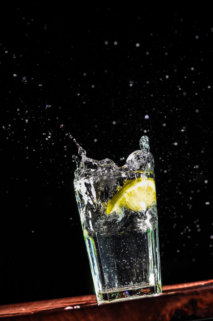 Refreshing Water Splash with Lemon Slice - Dark Wallpaper Background