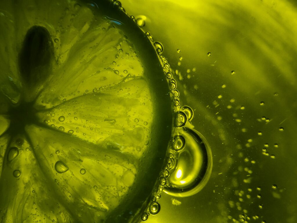 Vibrant Lime Slice Wallpaper: Refreshing Close-Up with Bubbles