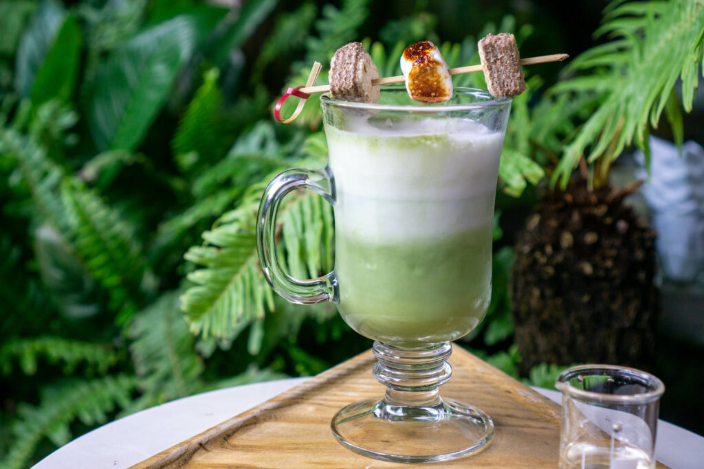 Refreshing Matcha Latte with Skewered Desserts: Vibrant Greenery Wallpaper