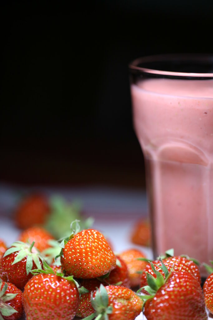 Sweet Strawberry Cocktail Wallpaper: Refreshing Dessert Vibes