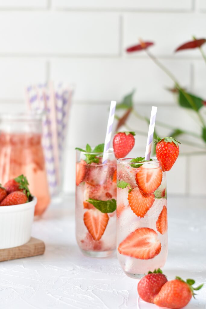 Refreshing Strawberry Cocktail Wallpaper: Cozy & Vibrant Background