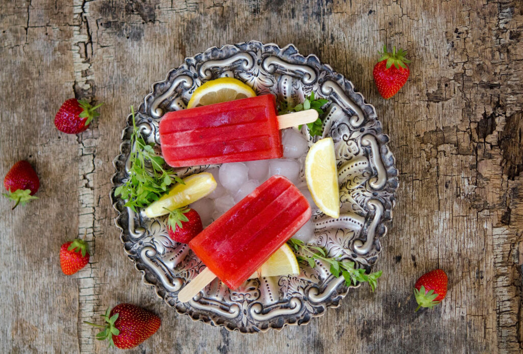 Strawberry Ice Pops Wallpaper: Fresh & Decorative Summer Delight