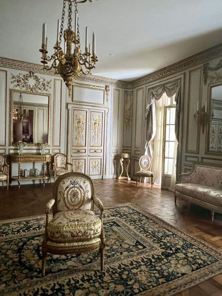 Elegant Regency Wallpaper: Gold Detailing & Luxurious Decor