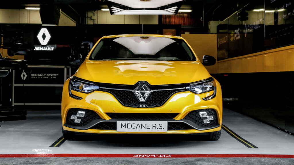 Vibrant Renault Megane R.S. Wallpaper: Sleek Sports Car in Garage