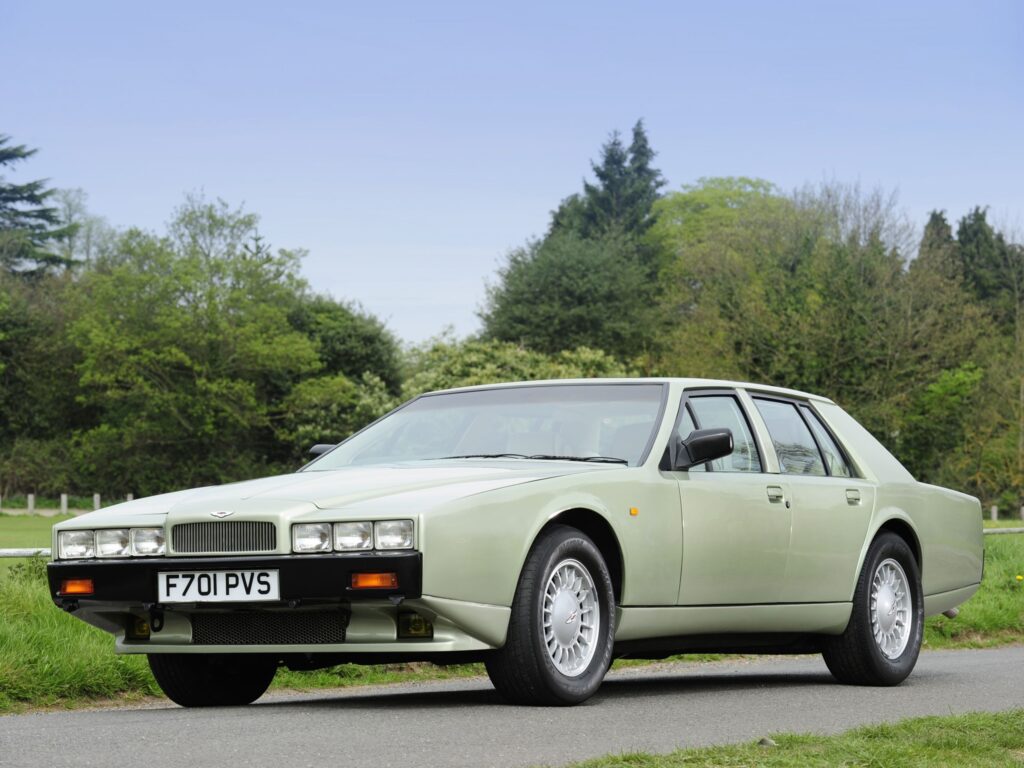 Retro 1987 Aston Martin Lagonda Wallpaper - Classic Car Background