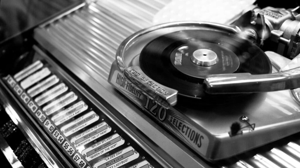 Nostalgic Vintage Jukebox Wallpaper - Timeless Retro Design