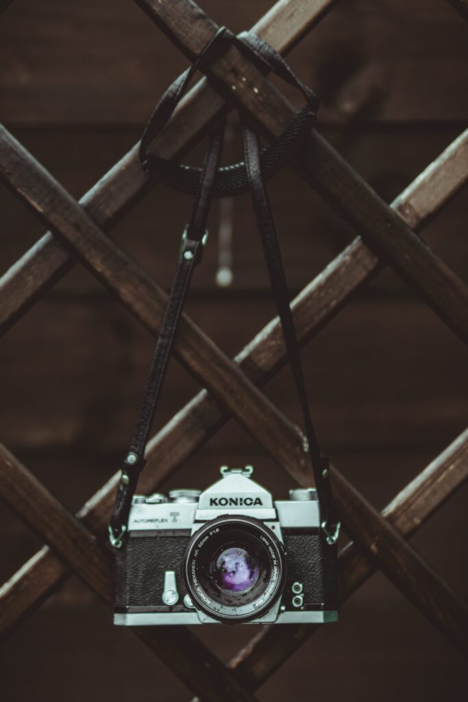 Retro Camera with Vintage Lens: Nostalgic Wallpaper Background