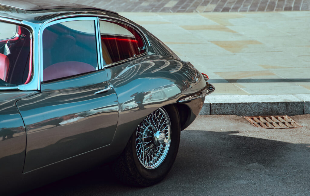 Classic Retro Jaguar Car Wallpaper - Sleek Vintage Design