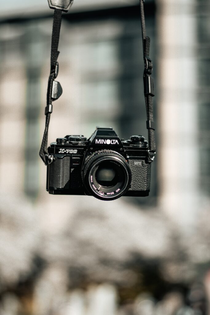 Retro Minolta X-700 Wallpaper: Nostalgic Camera with Urban Flair