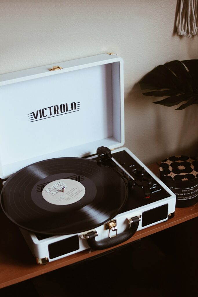 Retro Victrola Turntable Wallpaper: Vintage Vinyl & Nostalgic Decor