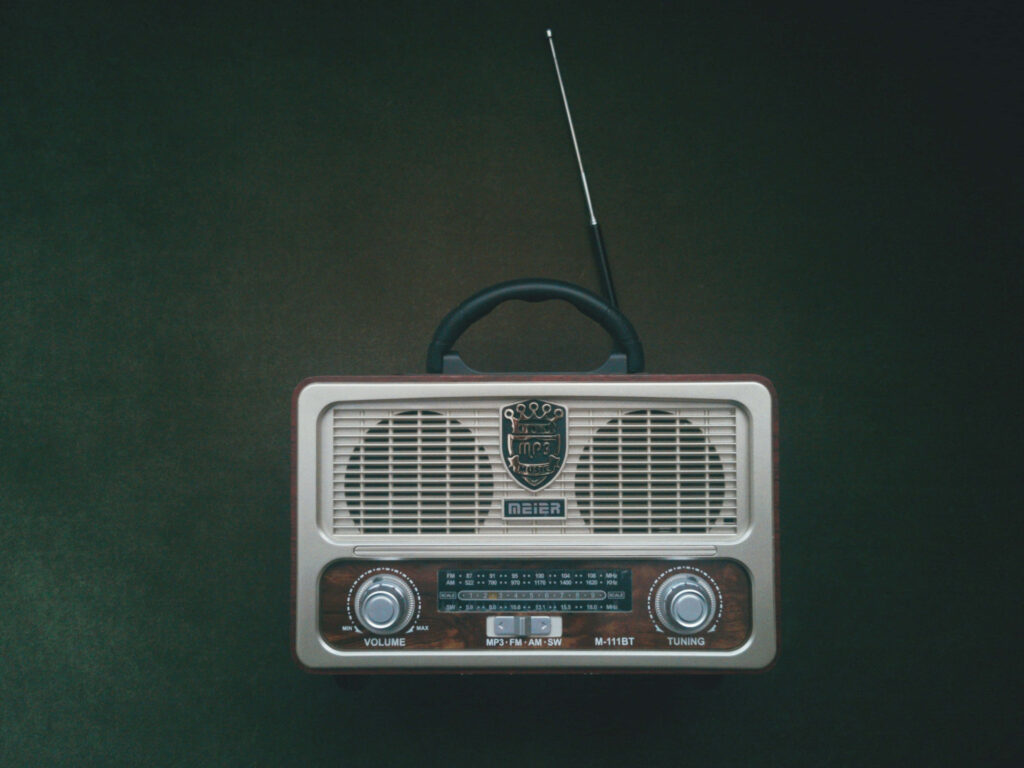 Retro Vintage Radio Receiver with Antenna - Dark Wallpaper Background