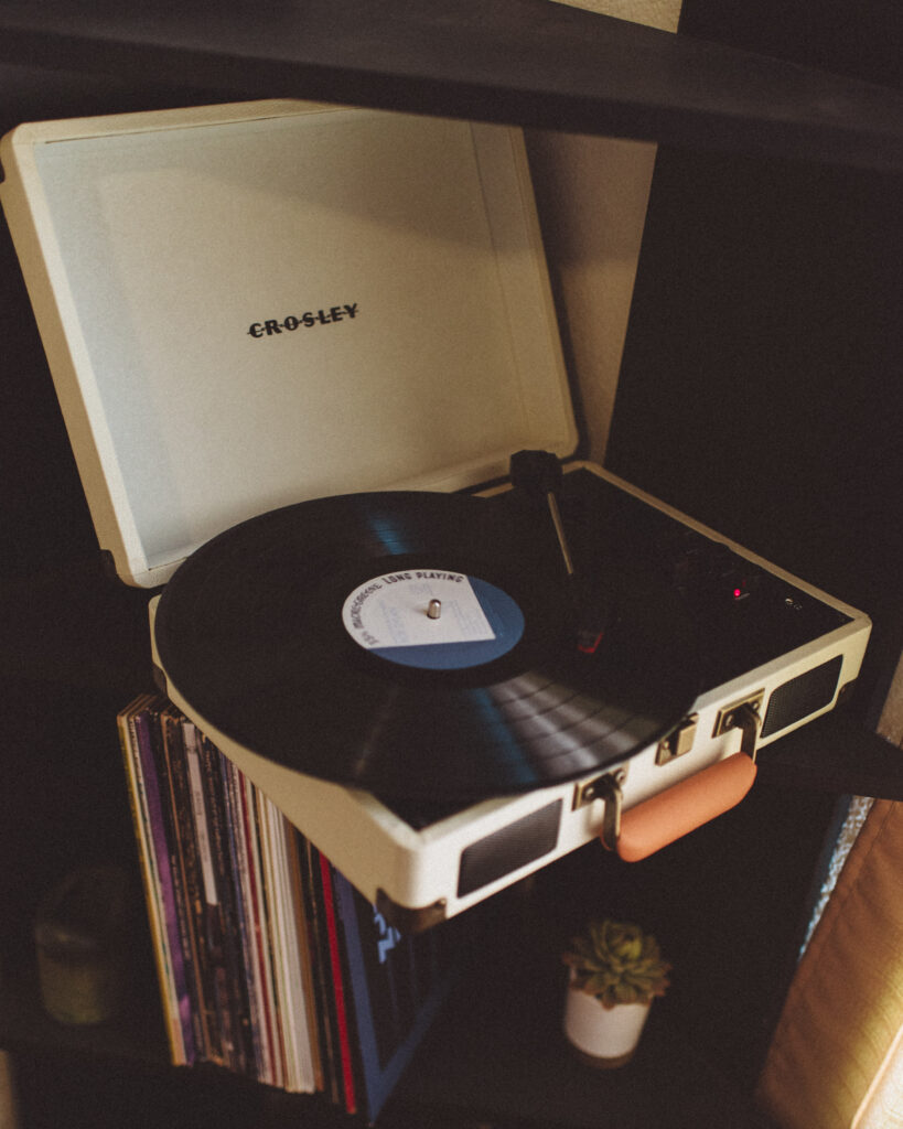 Retro Vinyl Record Player Wallpaper: Vintage Aesthetic Design