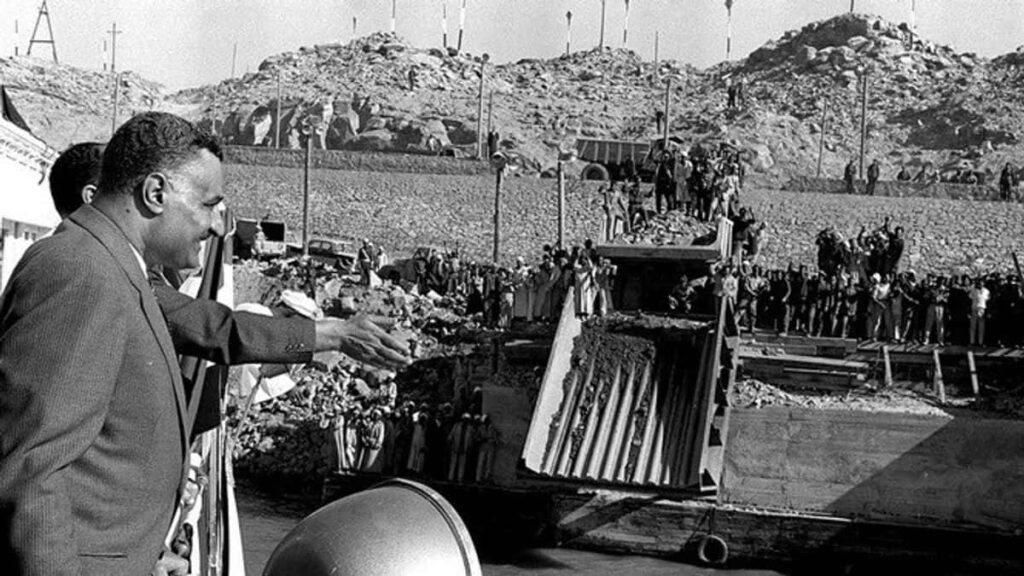 Historical Aswan High Dam Wallpaper: Workers & Spectators Unite
