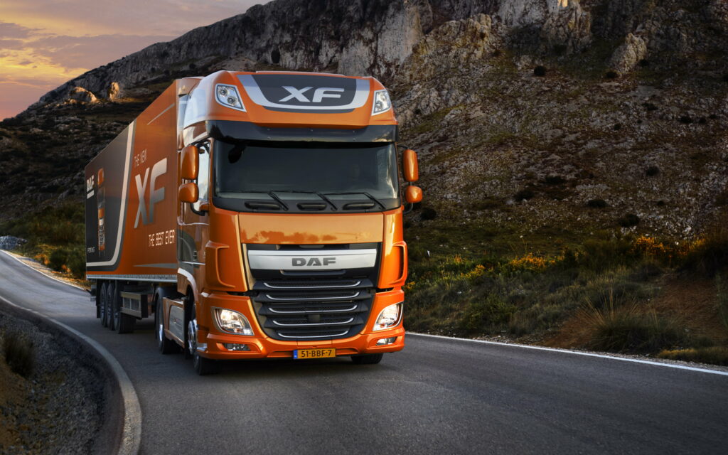 Highway Dominance: Captivating 4K Wallpaper featuring the Powerful DAF XF Euro 6 Semi-Trailer Truck
