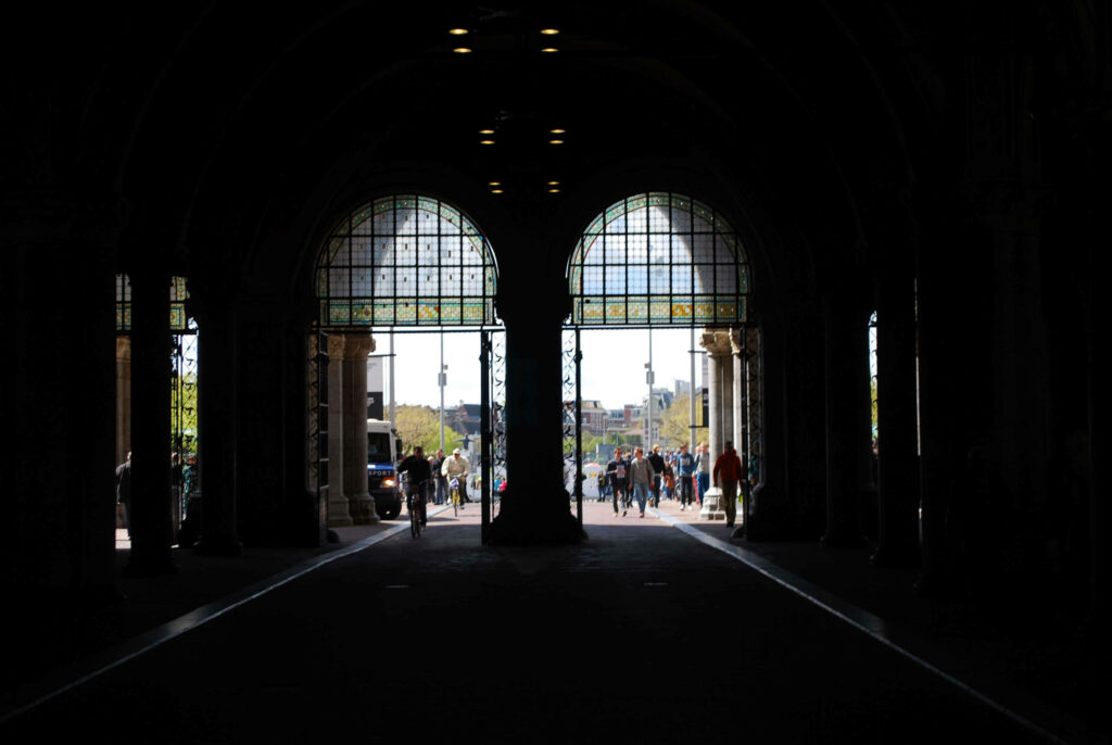 Rijksmuseum Amsterdam Wallpaper: Elegant Interior with Arched Doorways
