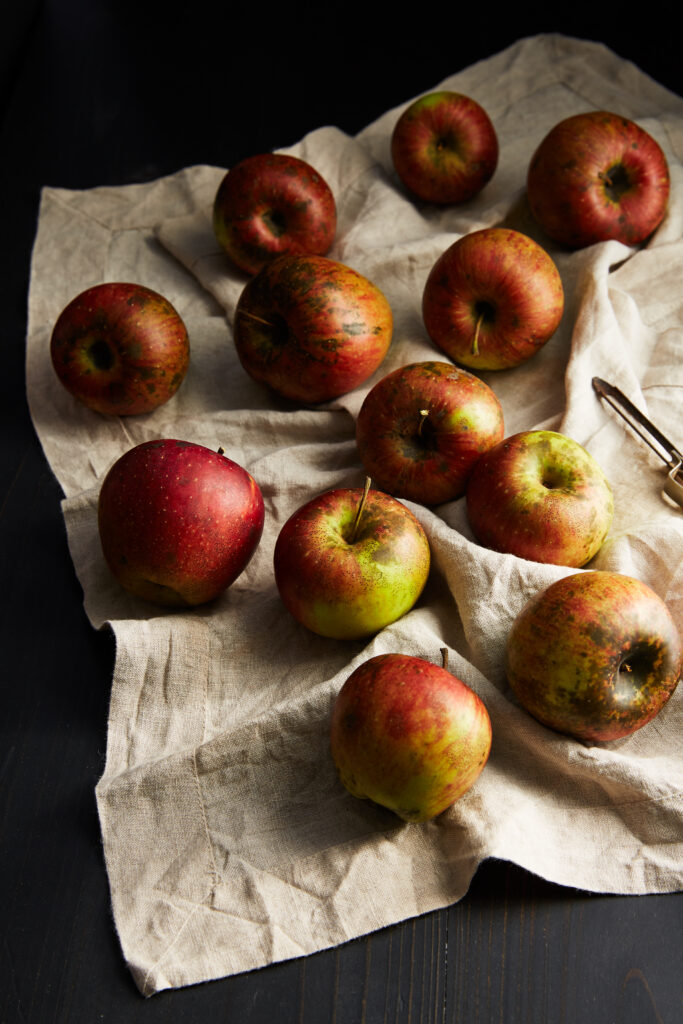 Fresh Apple Wallpaper: Ripe Red & Green Fruits on Beige Cloth