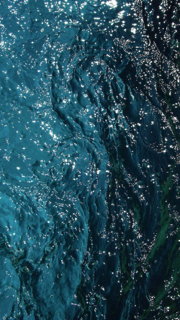 Close-Up Water Texture Wallpaper: Mesmerizing Ripples & Reflections