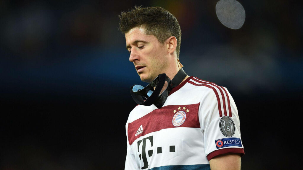 Intense Robert Lewandowski Removes Mask in Bayern Jersey - Wallpaper