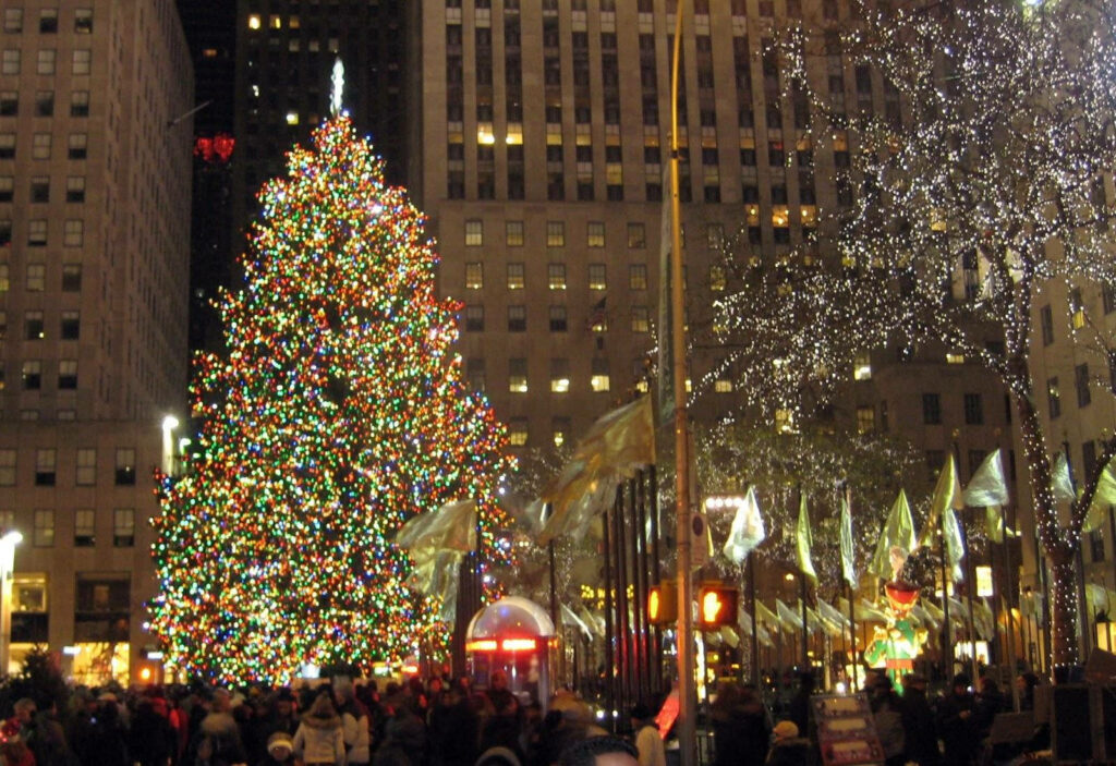 Festive Rockefeller Center: Illuminated Christmas Tree & Holiday Cheer Wallpaper