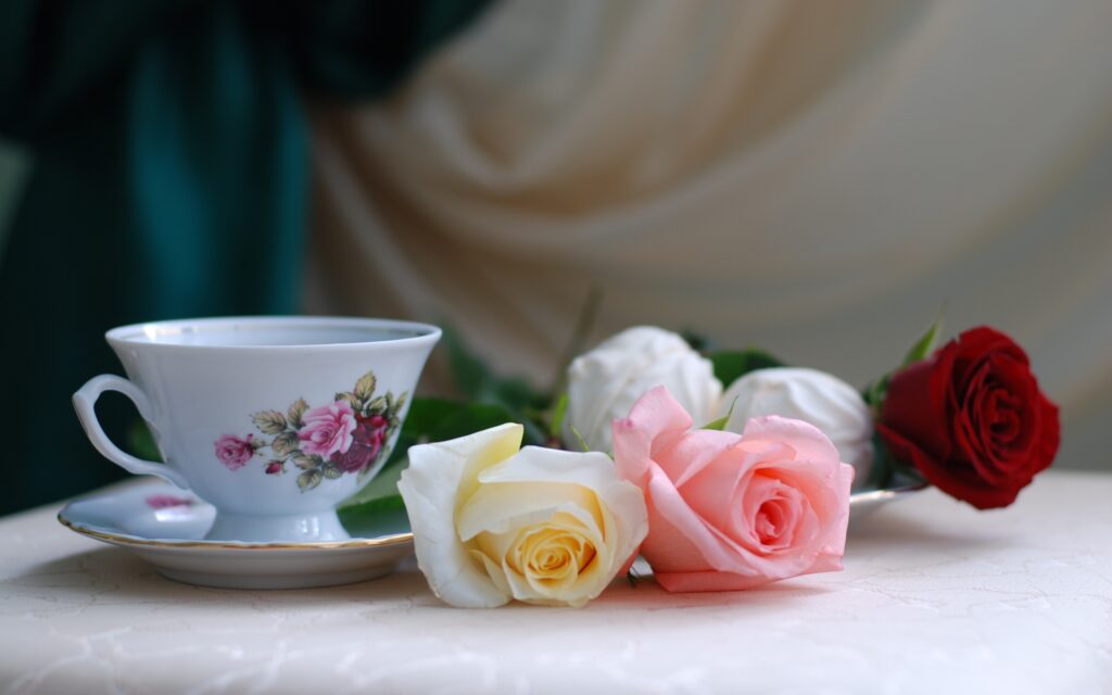 Tranquil Floral Wallpaper: Roses & Teacup in Soft Pastels