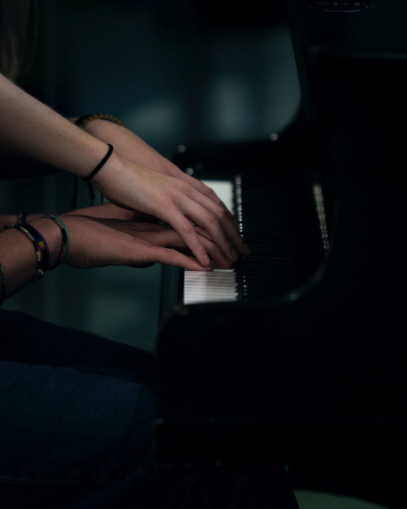 Romantic Piano Harmony Wallpaper: Tender Moment Captured