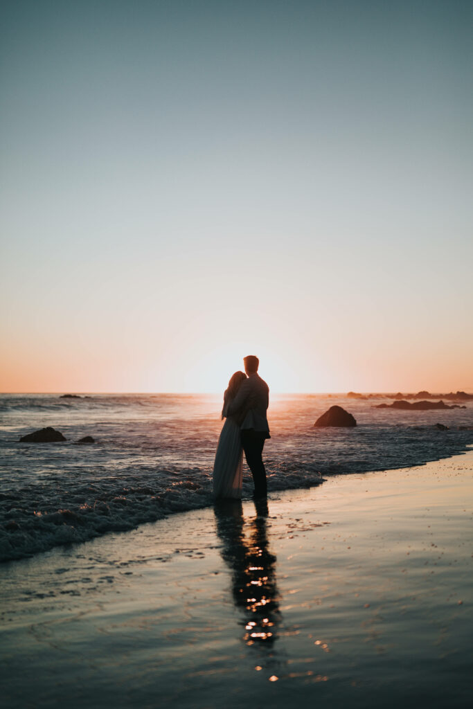 Romantic Sunset Embrace by Ocean: Silhouette of Love Wallpaper