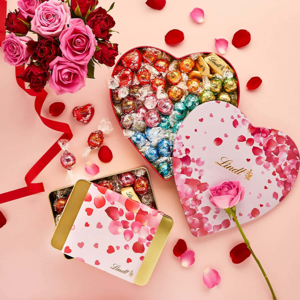 Romantic Valentine's Day Wallpaper: Lindt Chocolates & Roses